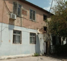 <i><b>Bakıda binada təhlükə: <font color=red>Tavan çökdü (VİDEO)</b></i></font>